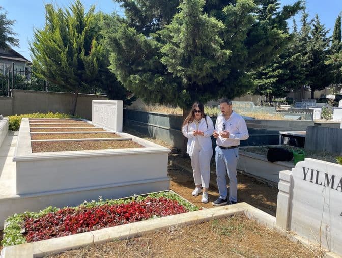 Kadir İnanır'ın Mezarı Çiçeklerle Süslenerek Anıldı — görsel 2