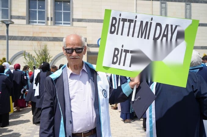 71 Yaşında Üniversiteye Başladı, 75 Yaşında Mezun Oldu!