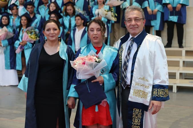 Görme Engelli Kardelen, Annesinin Desteğiyle Mezuniyet Heyecanı Yaşadı