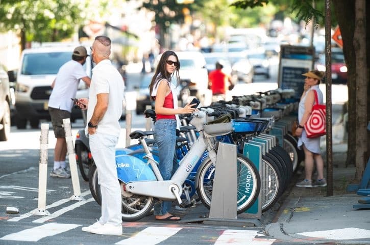 Leonardo DiCaprio ve Vittoria Ceretti New York'ta Bisiklet Turu Yaptı — görsel 3