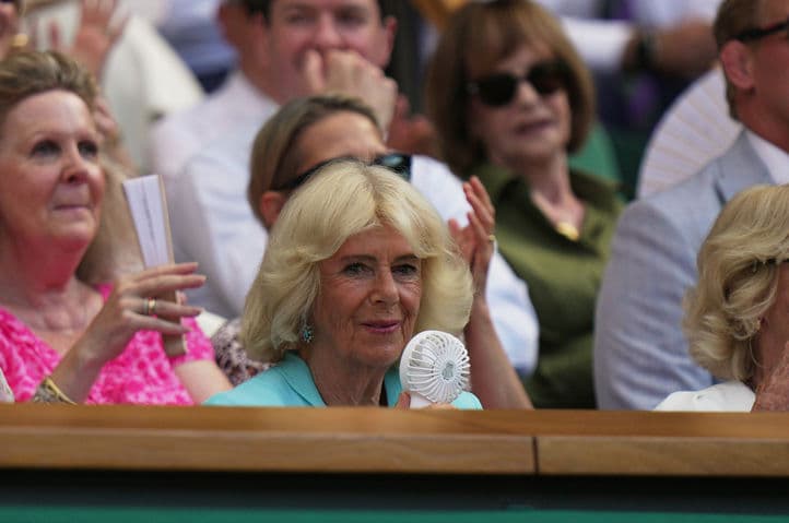 Kraliçe Camilla, Wimbledon'da Mini Vantilatörüyle Serinledi — görsel 3