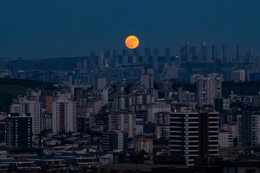 İstanbul'da Çilek Dolunayı'nın Büyüleyici Manzarası — görsel 2