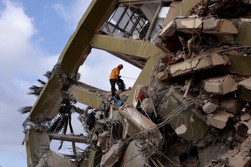 Venezuela'da Deprem Felaketi: Enkaz Altında Umut Nöbeti