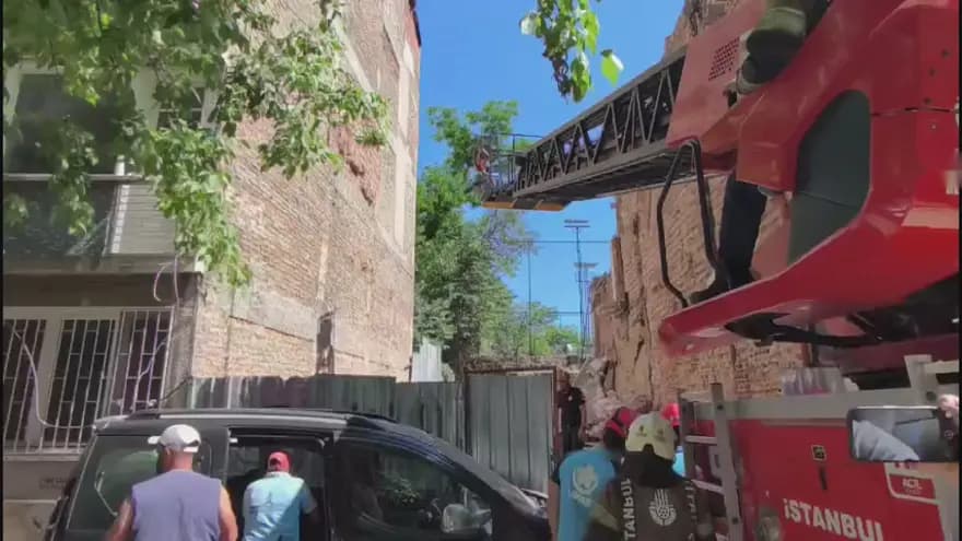 Kadıköy'de Yıkım Alanında Çökme: İki İşçi Göçükte Kaldı