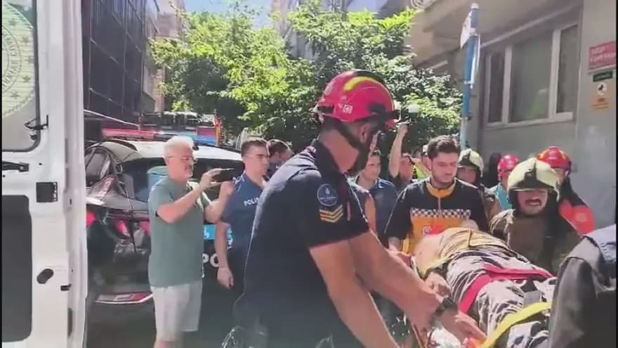 Kadıköy'de Yıkım Alanında Çökme: İki İşçi Göçükte Kaldı — görsel 2