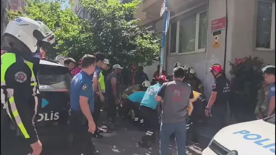 Kadıköy'de Yıkım Alanında Çökme: İki İşçi Göçükte Kaldı — görsel 3