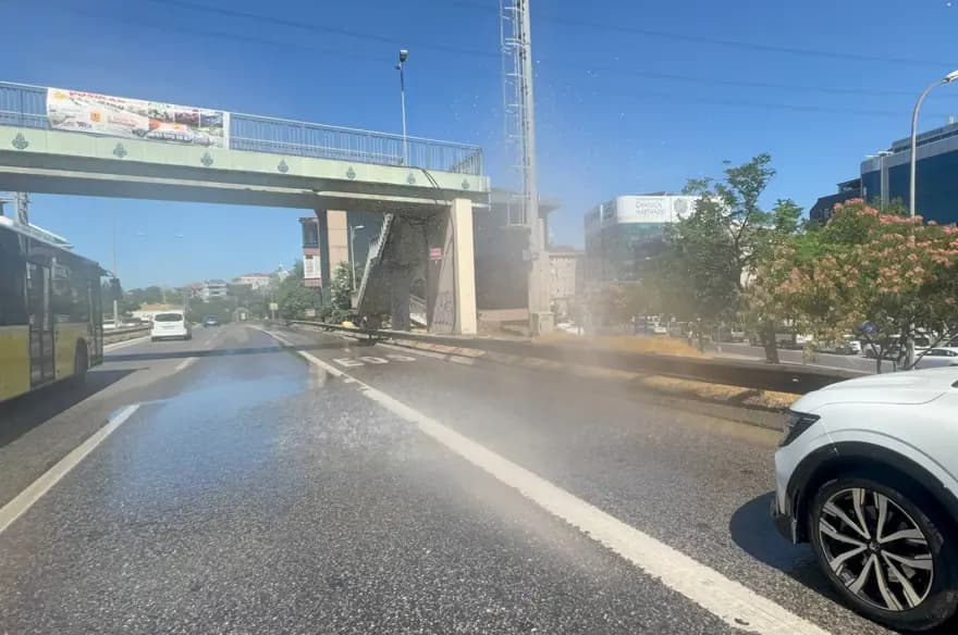 İstanbul'da Otoyolda Su Borusu Patladı, Trafik Durdu