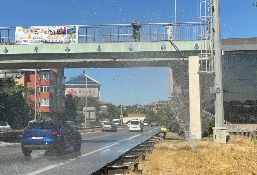 İstanbul'da Otoyolda Su Borusu Patladı, Trafik Durdu — görsel 2