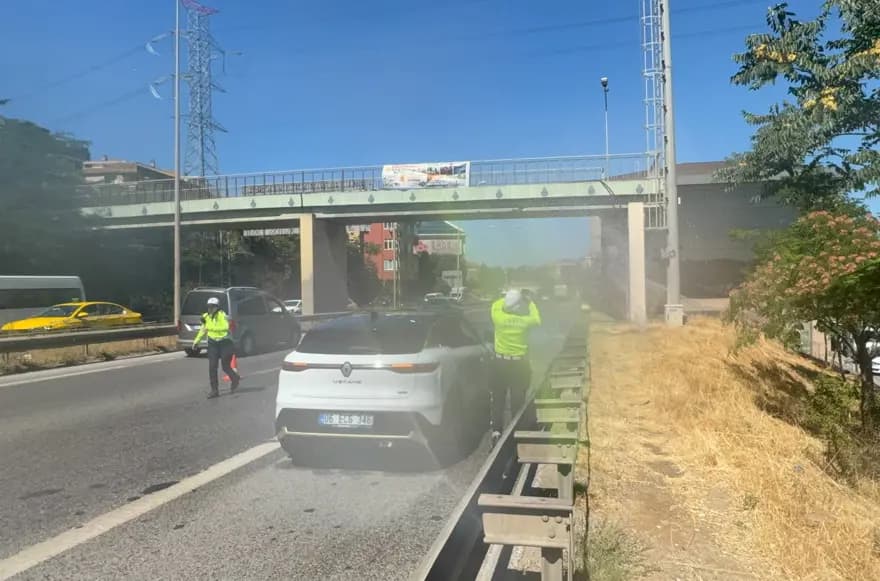 İstanbul'da Otoyolda Su Borusu Patladı, Trafik Durdu — görsel 3