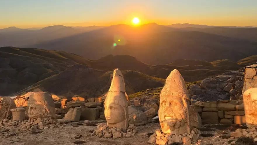 Nemrut Dağı'nda Gün Doğumu ve Gün Batımı: Doğanın Eşsiz Güzellikleri