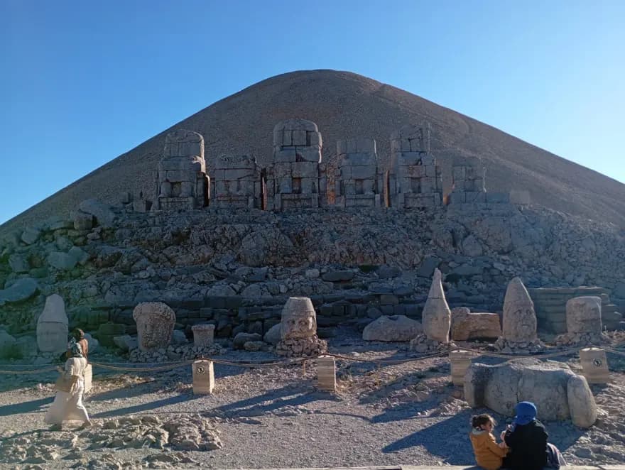 Nemrut Dağı'nda Gün Doğumu ve Gün Batımı: Doğanın Eşsiz Güzellikleri — görsel 2