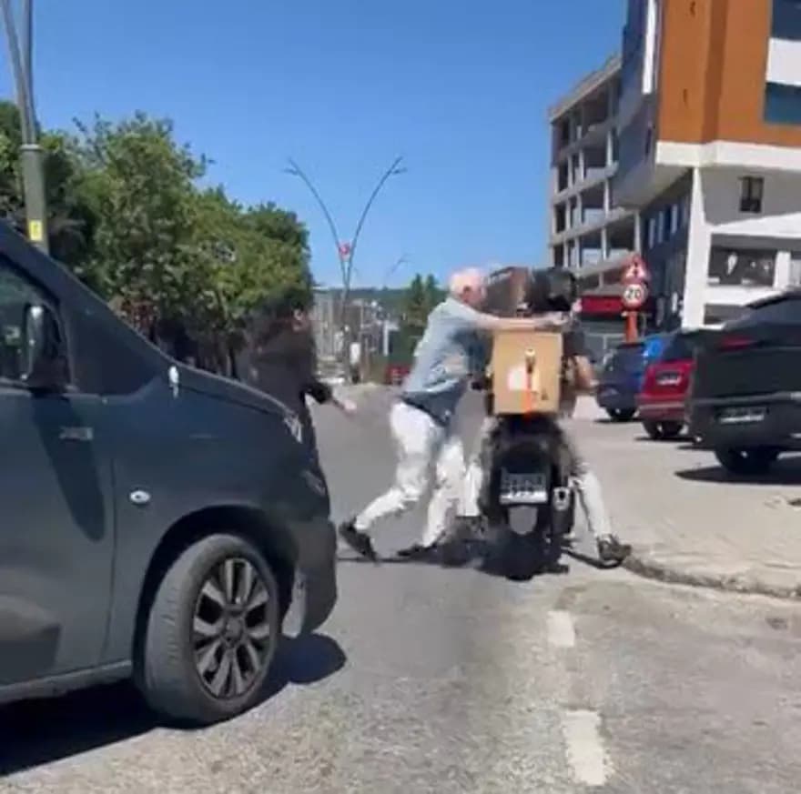 İstanbul'da Trafik Kavgası: Motokurye Yumruklandı — görsel 2
