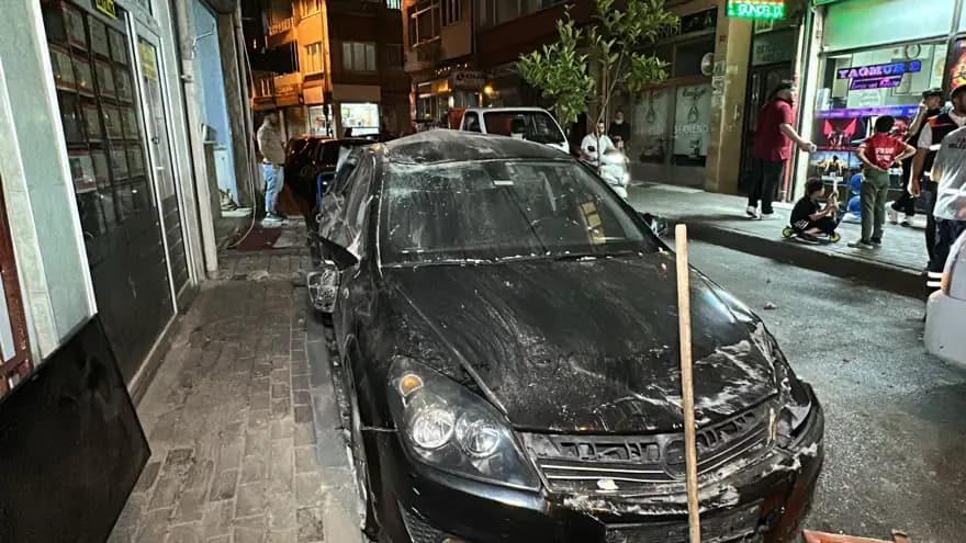 Fatih'te Çatıdan Düşen Betonlar İki Kişiyi Ölümden Kurtardı — görsel 2