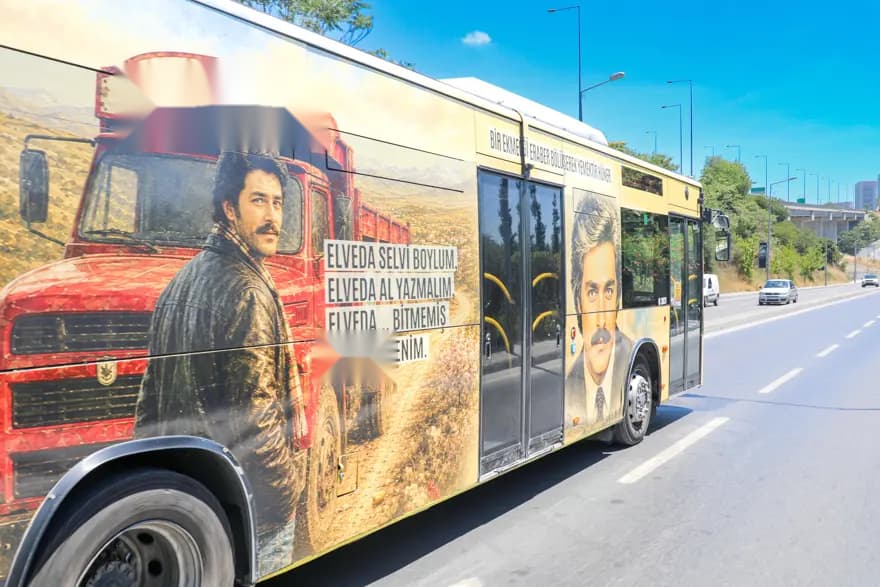 Kadir İnanır'ın Anısına Özel Otobüs İstanbul Sokaklarında — görsel 3