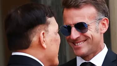 Macron'un Tayland Kralı Önünde Diz Çöktüğü İddiası Yanlış Çıktı