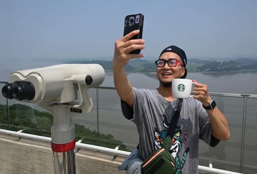 Kuzey Kore Manzaralı Starbucks'a Turist Akını: Kahve ve İroni