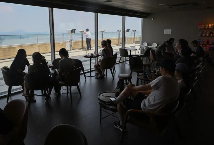 Kuzey Kore Manzaralı Starbucks'a Turist Akını: Kahve ve İroni — görsel 3