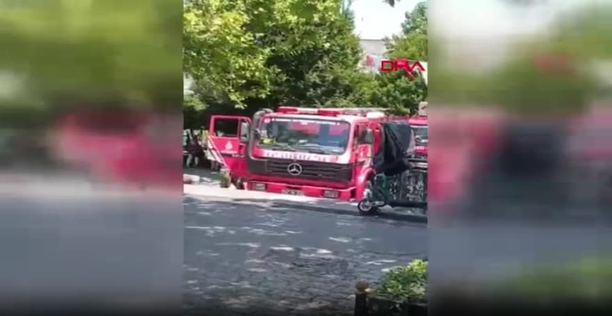 İstanbul'daki Tarihi Mısır Çarşısı'nda Yangın Çıktı