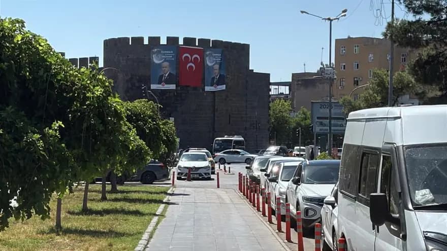 Diyarbakır Surlarında Devlet Bahçeli Pankartı Dikkat Çekti
