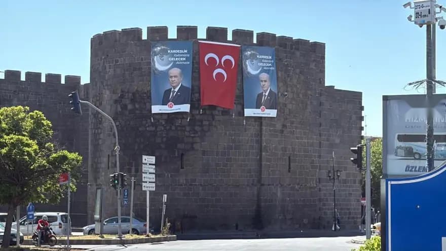 Diyarbakır Surlarında Devlet Bahçeli Pankartı Dikkat Çekti — görsel 2