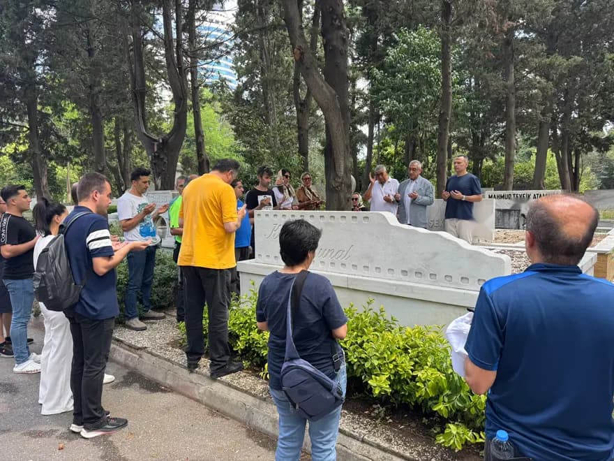 Kemal Sunal, Kabri Başında Anıldı: Özlem Her Geçen Gün Artıyor — görsel 3