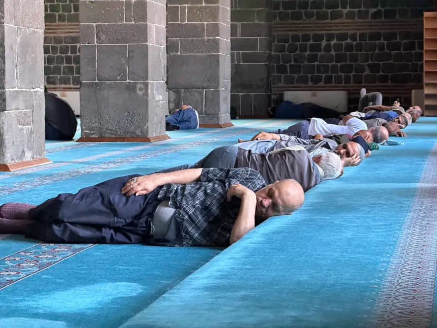 Sıcak Hava Dalgasında Camiye Sığınma Arayışı Artıyor