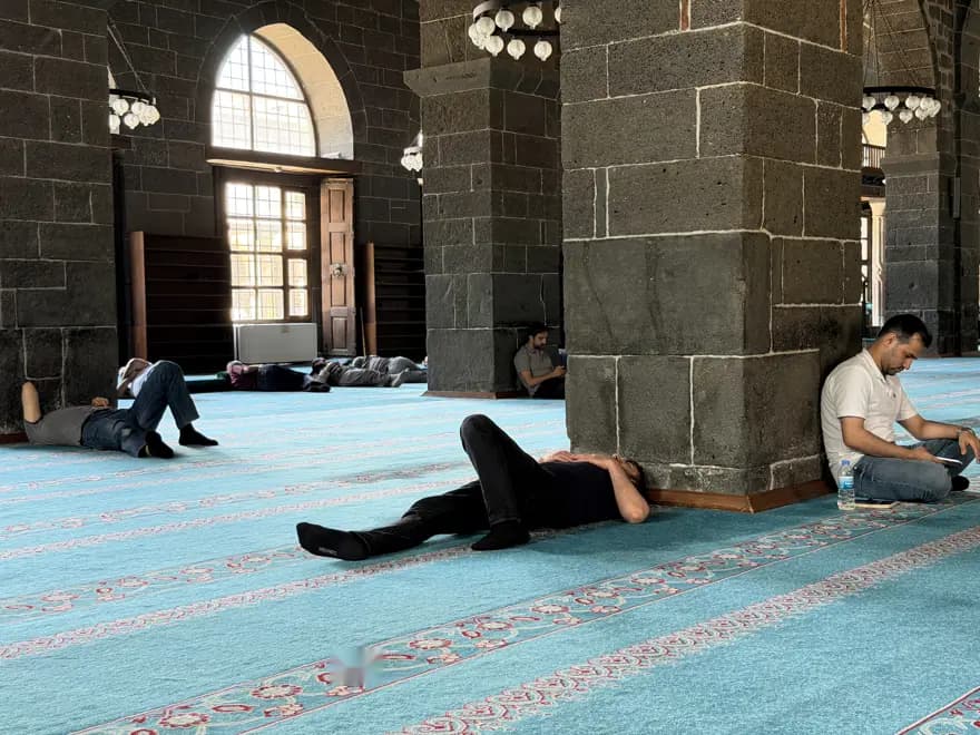 Sıcak Hava Dalgasında Camiye Sığınma Arayışı Artıyor — görsel 4