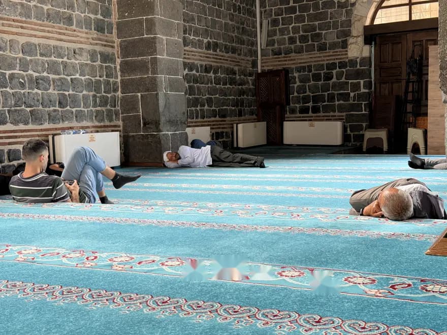 Sıcak Hava Dalgasında Camiye Sığınma Arayışı Artıyor — görsel 5