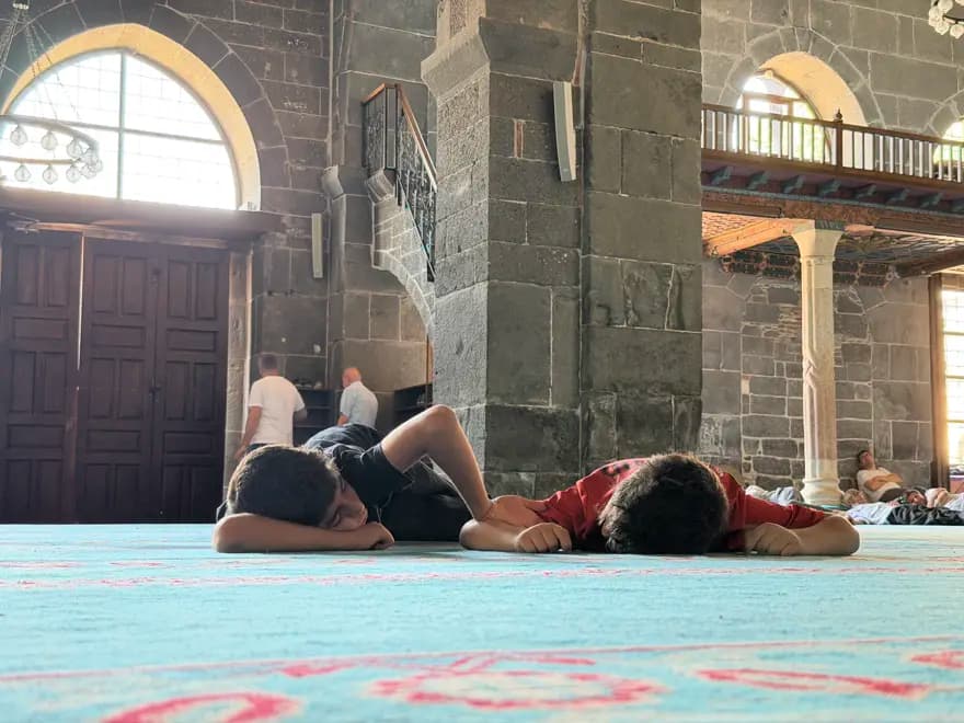 Sıcak Hava Dalgasında Camiye Sığınma Arayışı Artıyor — görsel 6