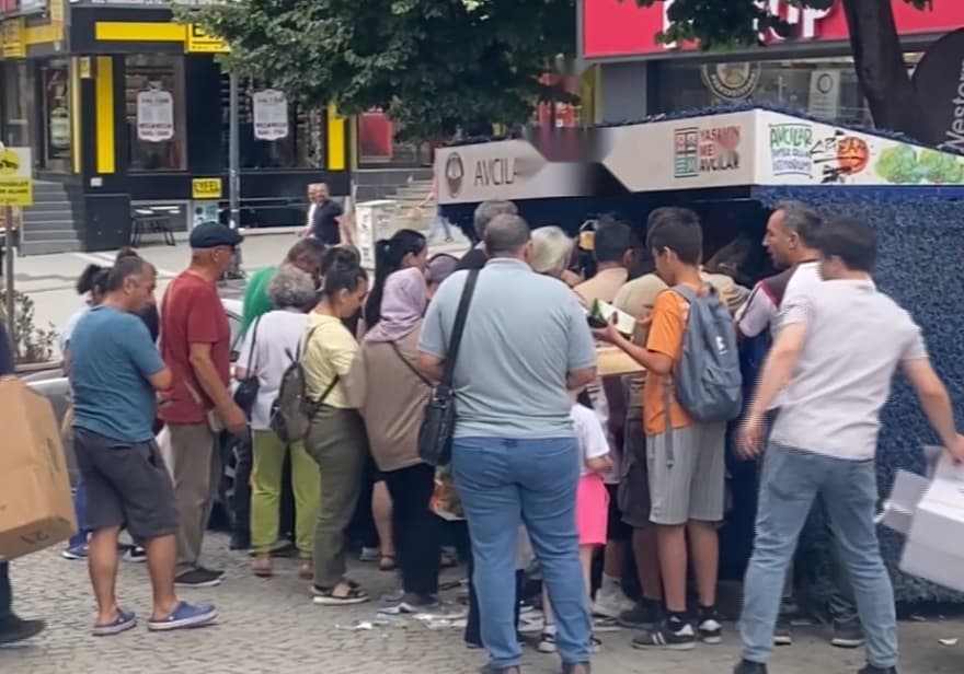 Çöpe Atılan Cep Telefonu Kılıfları İçin Kuyruk Oluşturdular
