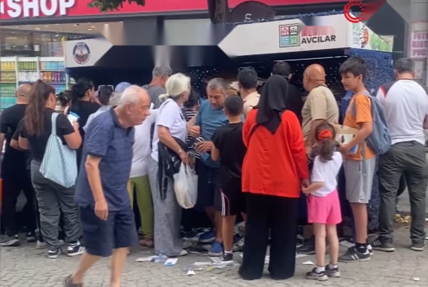 Çöpe Atılan Cep Telefonu Kılıfları İçin Kuyruk Oluşturdular — görsel 2