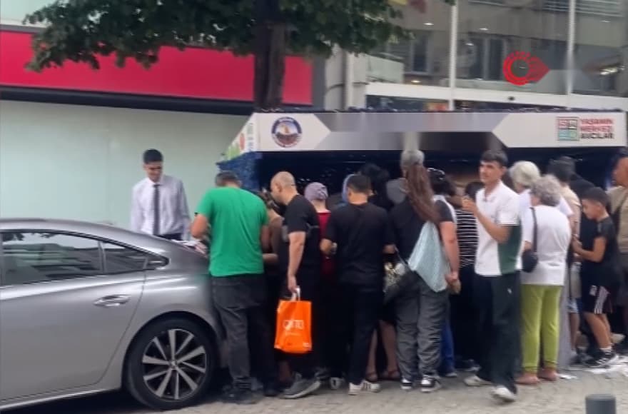 Çöpe Atılan Cep Telefonu Kılıfları İçin Kuyruk Oluşturdular — görsel 3