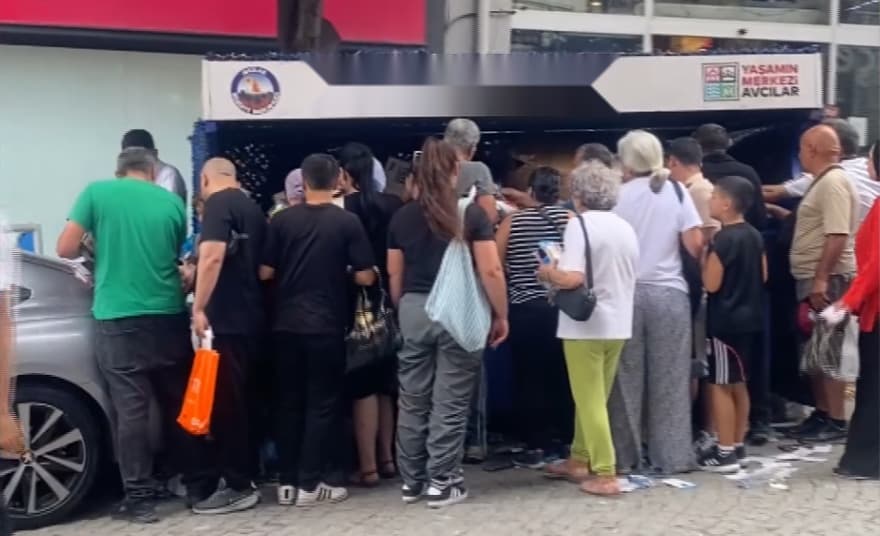Çöpe Atılan Cep Telefonu Kılıfları İçin Kuyruk Oluşturdular — görsel 4