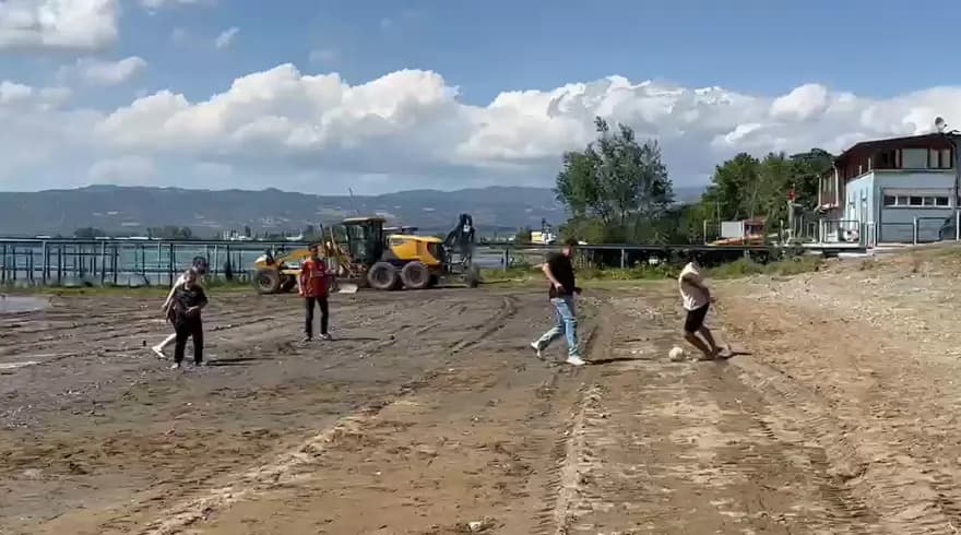 İznik Gölü'nde Su Seviyesi Düşüyor, Çocuklar Futbol Oynuyor