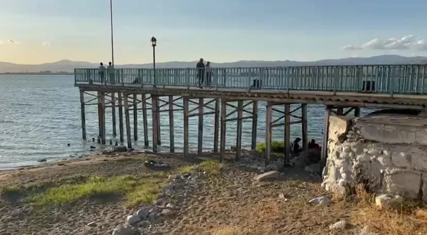 İznik Gölü'nde Su Seviyesi Düşüyor, Çocuklar Futbol Oynuyor — görsel 2