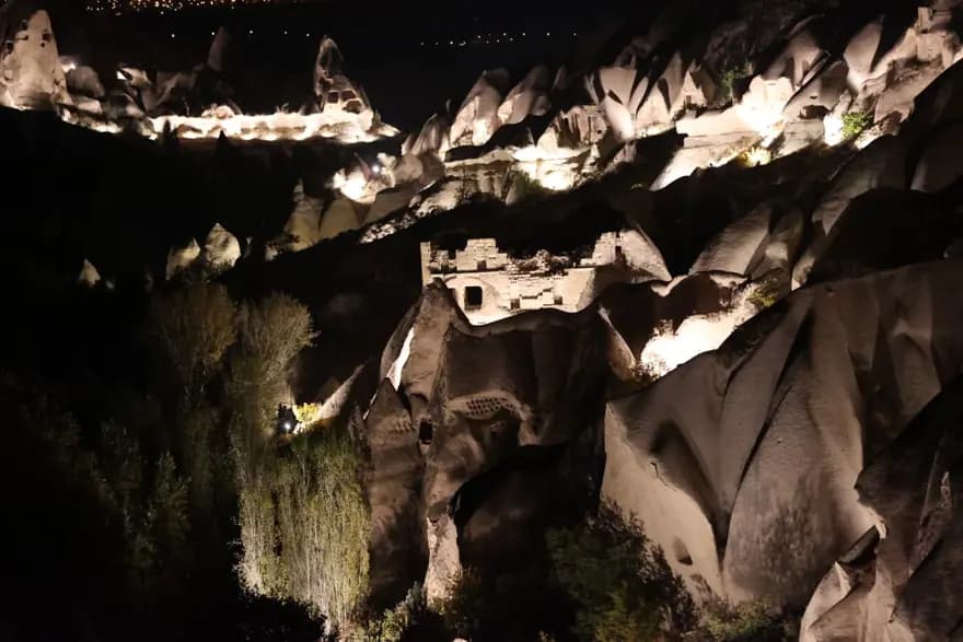 Kapadokya'da Gece Müze Deneyimi: Peribacaları Işıklarla Büyülüyor — görsel 2