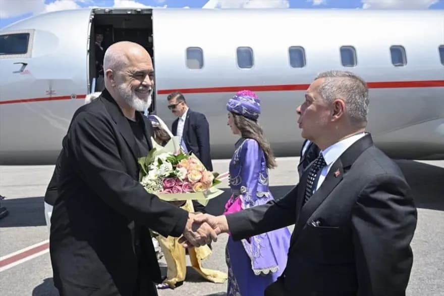 NATO Zirvesi'nde Edi Rama'nın Spor Ayakkabı Tercihi Dikkat Çekti — görsel 4