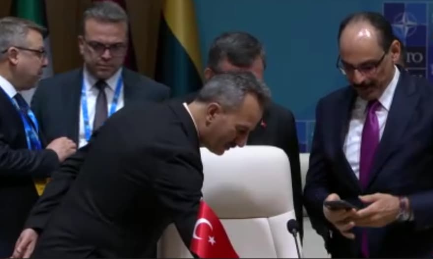 Cumhurbaşkanı Erdoğan'ın Kalemi NATO Zirvesi'nde Gündem Oldu — görsel 2