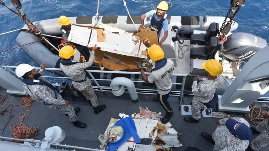 Pakistan'da kaybolan kargo uçağının enkazı denizden çıkarıldı