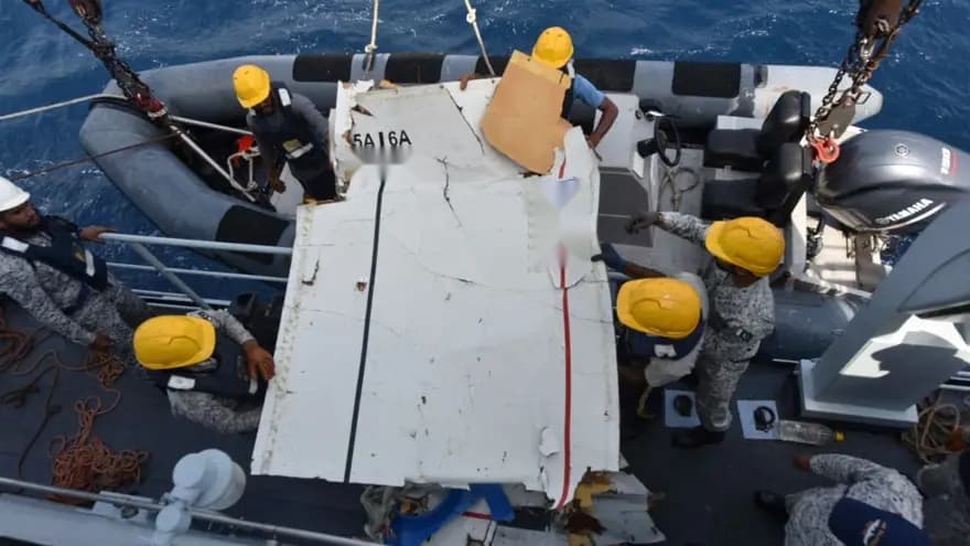 Pakistan'da kaybolan kargo uçağının enkazı denizden çıkarıldı — görsel 2