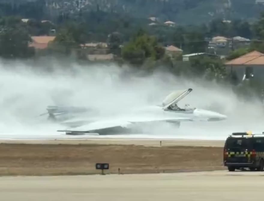 Yunanistan'da F-16 Uçağı Acil İniş Sonrası Alev Aldı — görsel 2