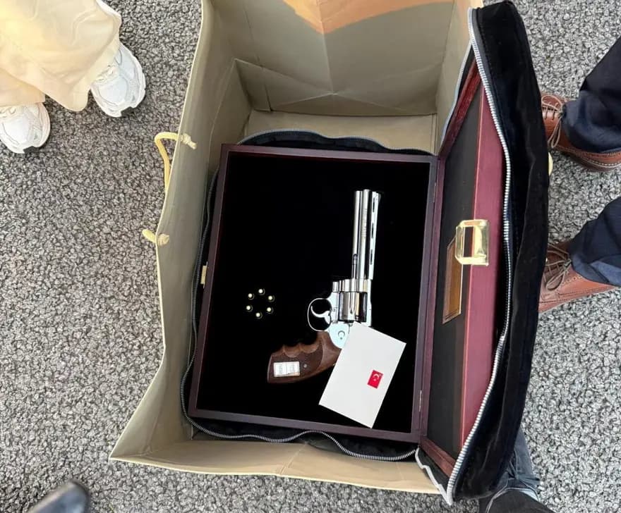 Cumhurbaşkanı Erdoğan'dan NATO Liderlerine Özel Revolver Hediyesi — görsel 3
