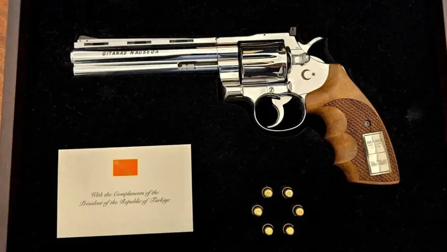 Erdoğan'ın Hediye Ettiği Gümüşay 357 Magnum Silahı Gündemde