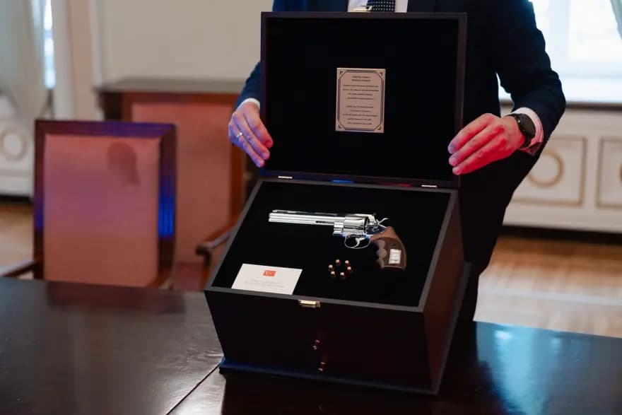 Erdoğan'ın Hediye Ettiği Gümüşay 357 Magnum Silahı Gündemde — görsel 2