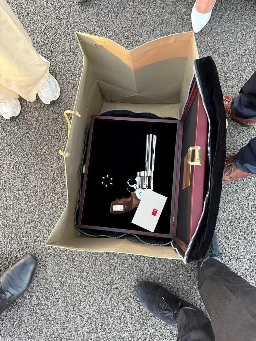 Erdoğan'ın Hediye Ettiği Gümüşay 357 Magnum Silahı Gündemde — görsel 3