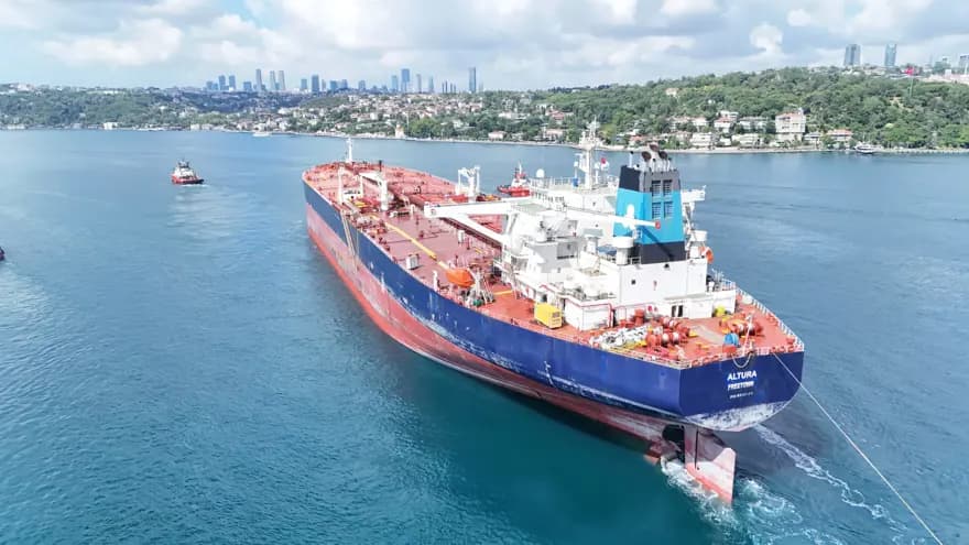 İstanbul Boğazı'ndan Geçen Petrol Tankeri Dört Ay Sonra Hareketlendi