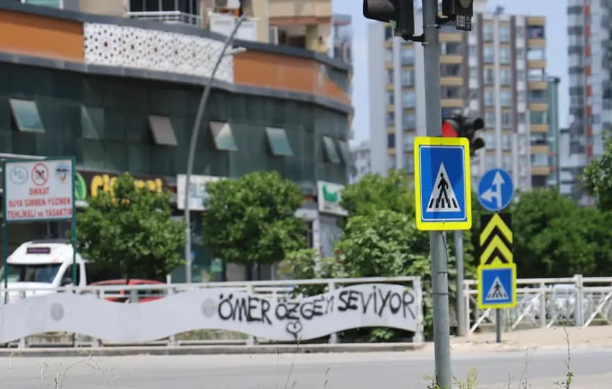 Adana'da Aşk Hikayesi Sokakları Sardı: Ömer ve Özge Kim? — görsel 3