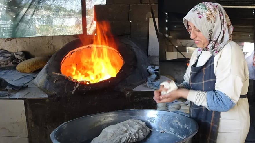 Kavurucu Sıcaklarda Ekmek Üreten Kadınlar: Tandırın Zorluğu