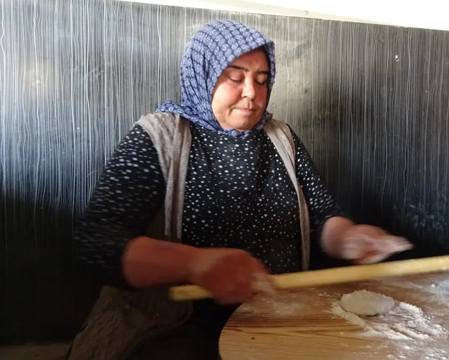 Kavurucu Sıcaklarda Ekmek Üreten Kadınlar: Tandırın Zorluğu — görsel 3