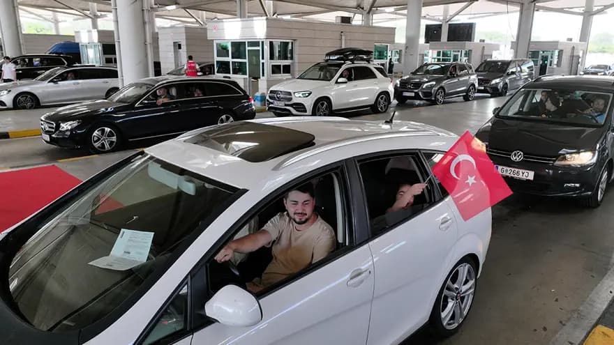 Edirne Sınır Kapısı'nda Gurbetçilerin Sevinç Dolu Anları — görsel 2